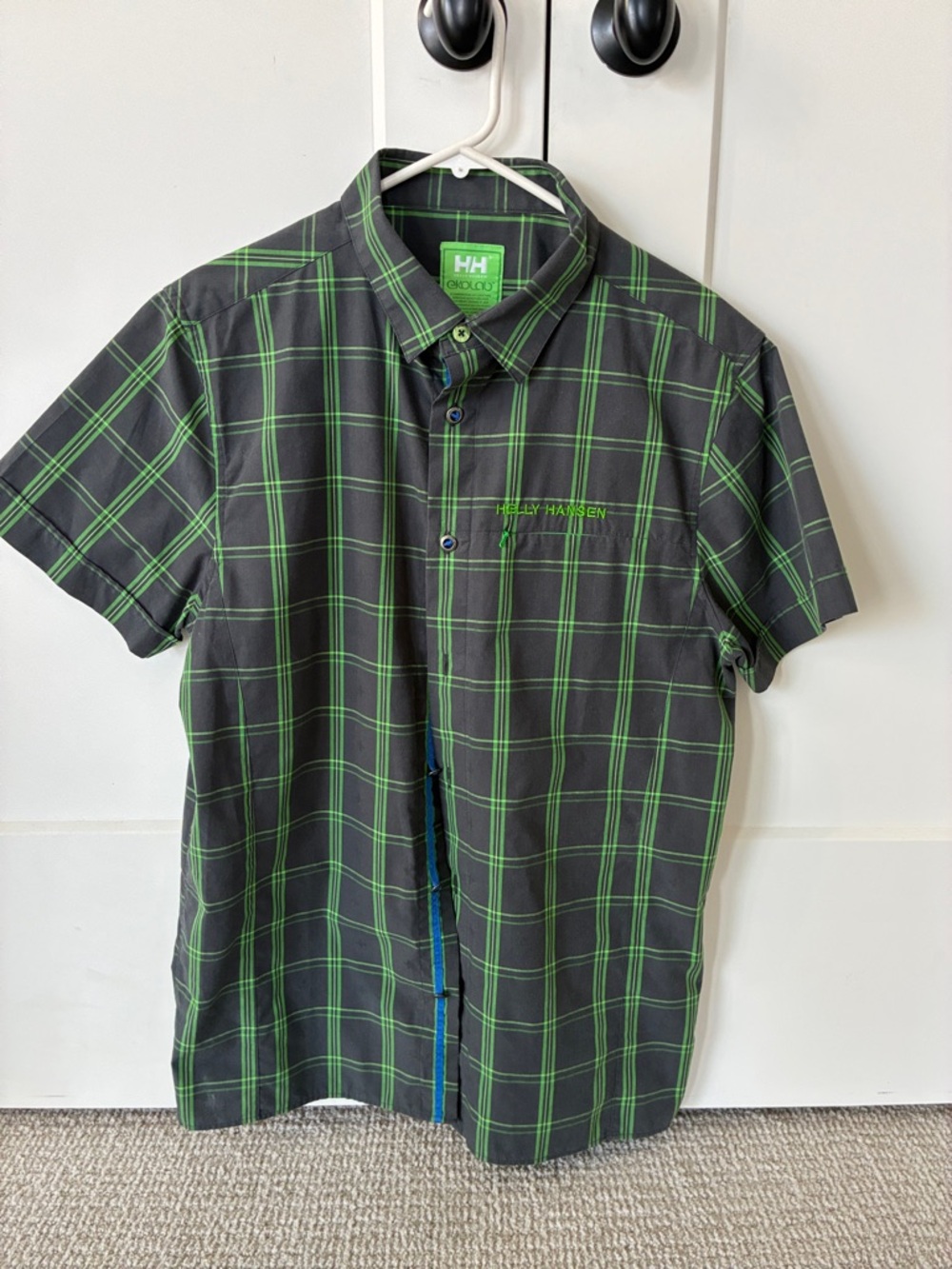 Helly Hansen Men’s Gray Short-Sleeve Plaid Button-Up Shirt with Green Accents